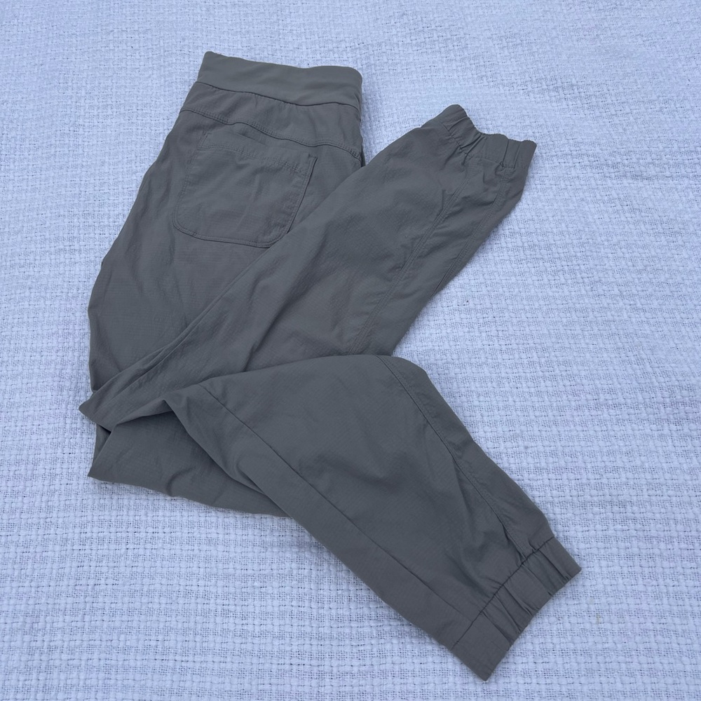 Athleta Grey Jogger/Active Pants with Elastic Ankle, Zip Pockets Size 8